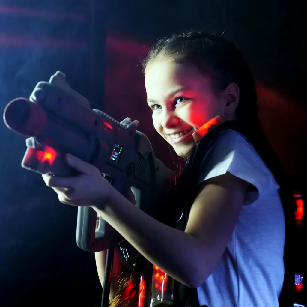 Niña jugando una partida de lasertag